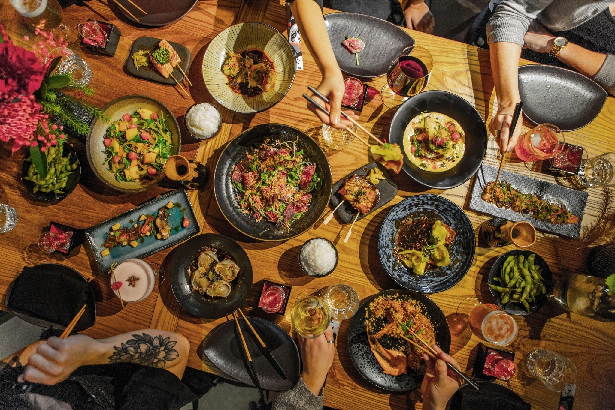 Qt ウエリントン アパートメンツ ウェリントン エクステリア 写真 A selection of dishes at a restaurant in Hong Kong
