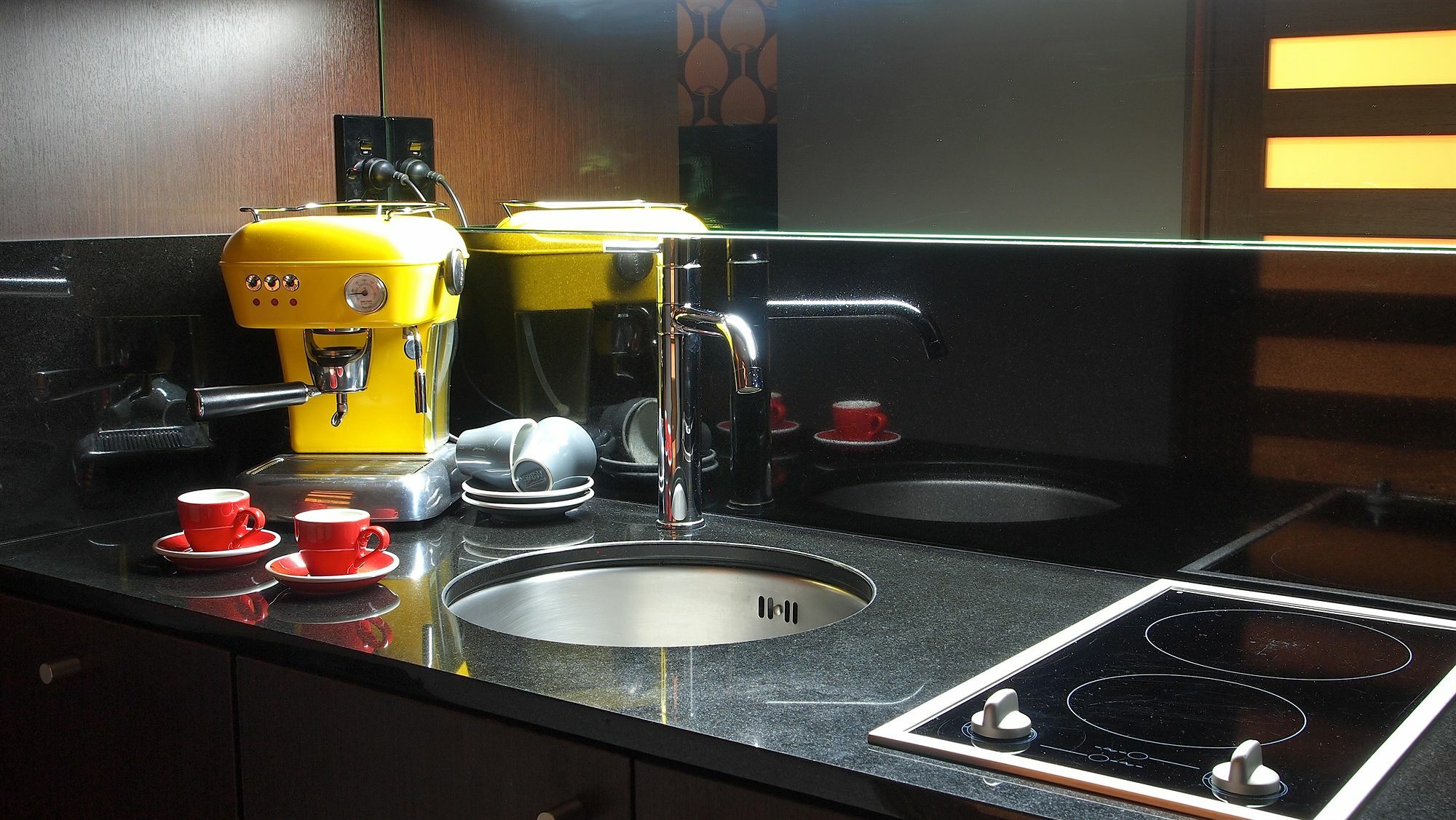 Qt ウエリントン アパートメンツ ウェリントン エクステリア 写真 A kitchen with a built-in sink